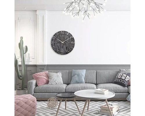 Wohnzimmer mit grauer Couch, Couchtisch und Wanduhr