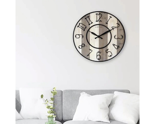 Nextime Wanduhr mit Ziffern auf hellem Holzuntergrund