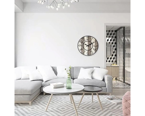 Wohnzimmer mit Sofa, Couchtischen, Teppich und Wanduhr