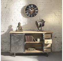 Wohnraum mit Wanduhr, Kommode und Dekoration im Industrial Design