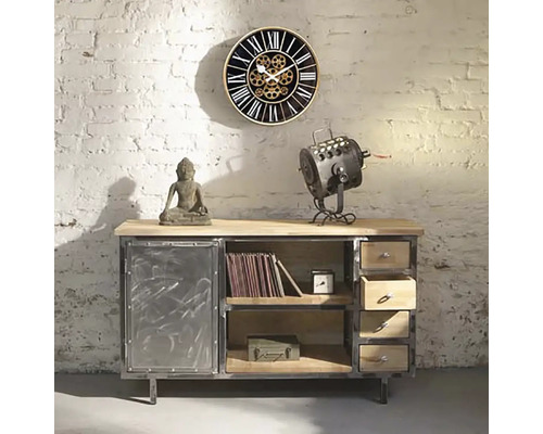 Wohnraum mit Wanduhr, Kommode und Dekoration im Industrial Design