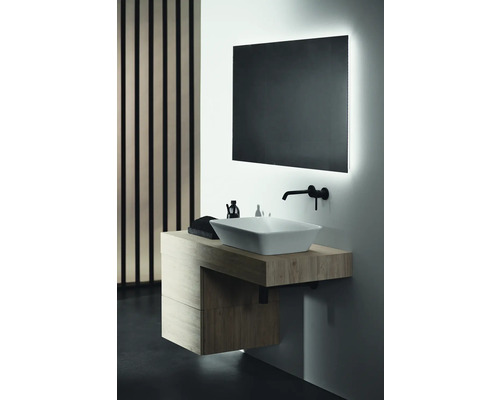 Modernes Badezimmer mit Waschtisch, Aufsatzwaschbecken und beleuchtetem Spiegel