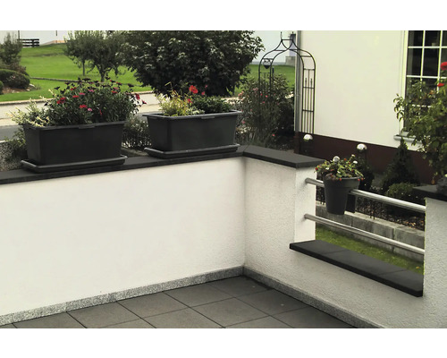 Ansicht einer Terrasse mit Pflanzenkübeln