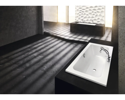 Badezimmer mit Badewannen und modernem Design