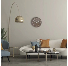 Wohnzimmer mit Sofa, Tisch, Lampe und Holzwanduhr