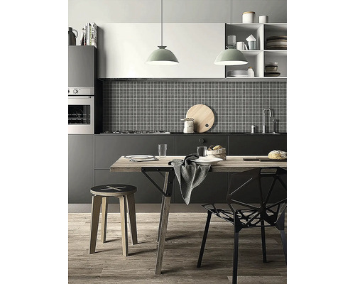Moderne Küche mit Esstisch, Stuhl und Hocker