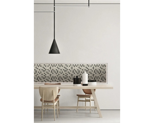 Esszimmer mit Holztisch, Stühlen und Pendelleuchte