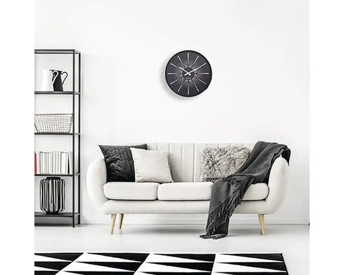 Wohnzimmer mit Couch, Wanduhr und Bücherregal für eine moderne Einrichtung