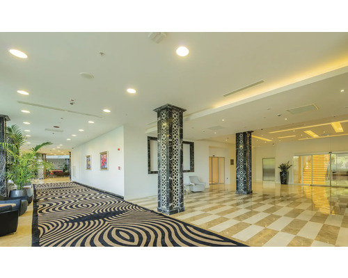 Elegante Hotellobby mit Marmorboden, Säulen und Teppich