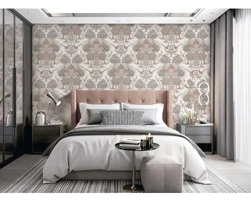 Schlafzimmer mit gemusterten Tapeten, Bett und Nachttischen für eine helle Atmosphäre