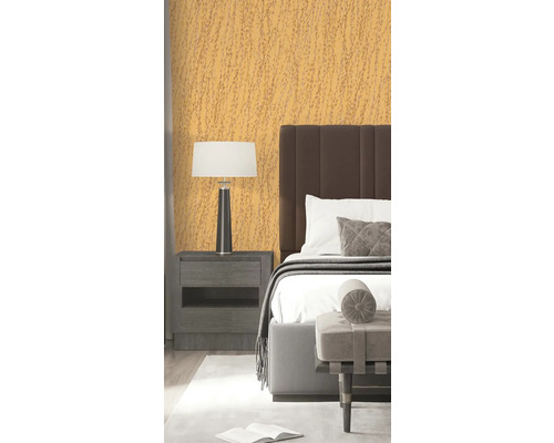 Schlafzimmer mit Bett, Nachttischlampe und gemusterter Wandtapete