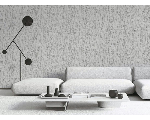 Wohnzimmer mit strukturiertem Hintergrund, Sofa und dekorativer Stehlampe