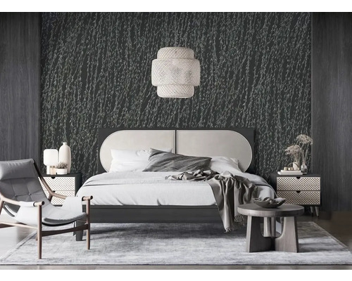 Schlafzimmer mit Bett, Nachttischen, Lampe und gemusterter Tapete