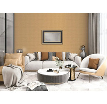 Wohnzimmer mit Sofa, Sessel, Couchtisch und Wanddekoration