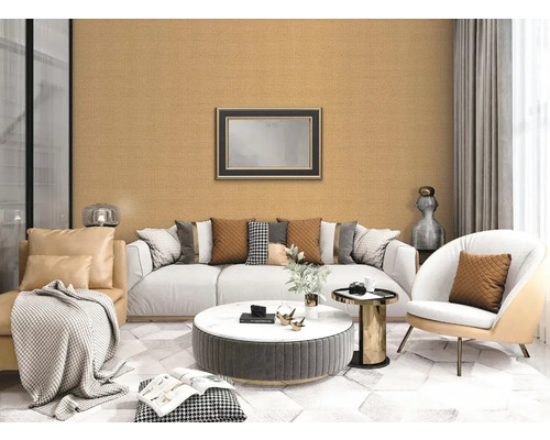 Wohnzimmer mit Sofa, Sessel, Couchtisch und Wanddekoration