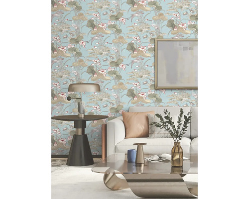 Wohnzimmer mit gemusterter Tapete mit Lotusblüten und Reihern.