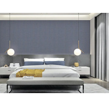 Schlafzimmer mit Bett, Nachttischen und Wandtapete