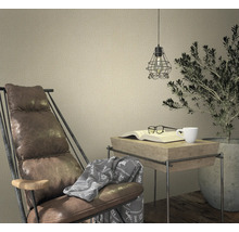 Leseecke mit Sessel, Beistelltisch, Lampe und Zimmerpflanze