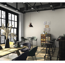 Innenraum mit Holztisch, Stühlen, Barhockern und Dekorationen im Loftstil
