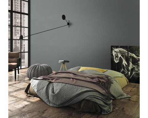 Schlafzimmer mit Bett, Nachttisch, Wandleuchte und Pferdebildern