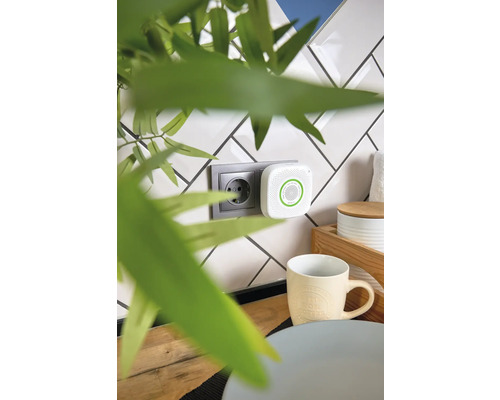 Einsteckbarer Luftqualitätssensor am Stromanschluss