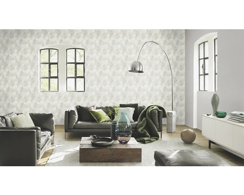 Wohnzimmer mit Tapete, Sofas und Fenstern für ein helles, modernes Ambiente