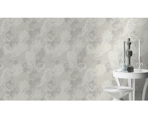 Tapete mit Paisleymuster und Beistelltisch mit Dekorationsartikeln