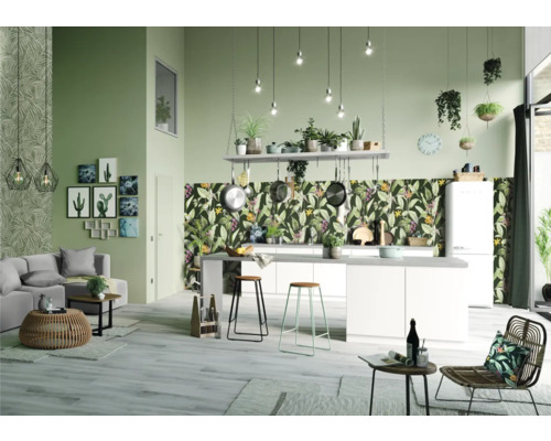 Wohnzimmer mit Sofa, Küchentheke, Hockern und floraler Tapete