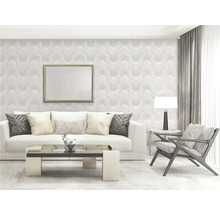 Modernes Wohnzimmer mit Sofa, Sessel, Tisch und gemusterter Tapete