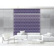 Modernes Wohnzimmer mit geometrischer Tapete, Sofa und Sessel