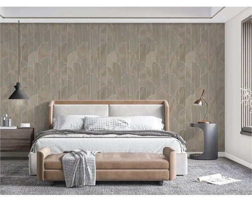 Schlafzimmer mit gemusterten Tapeten, Bett, Nachttisch und Lampe für eine gemütliche Atmosphäre