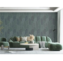Wohnzimmer mit gemusterter Tapete, Sofa, Sessel und Tisch für ein stilvolles Ambiente