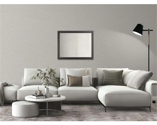 Wohnzimmer mit Sofa, Couchtisch, Stehlampe und Wandbild für eine helle und organisierte Atmosphäre.