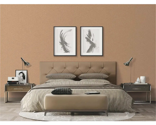 Schlafzimmer mit Doppelbett, Nachttischen und Dekoration vor einer gemusterten Tapete.