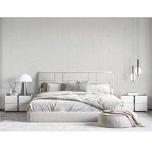 Helles Schlafzimmer mit Bett, Nachttischen, Lampe und Pendelleuchten