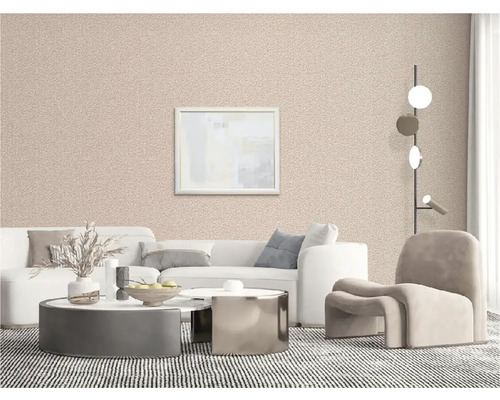 Wohnzimmer mit Struktur Tapete, Sofa, Sessel und Couchtisch.