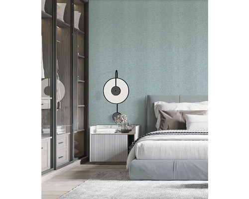 Schlafzimmer mit Bett, Nachttisch, Lampe und Schrank