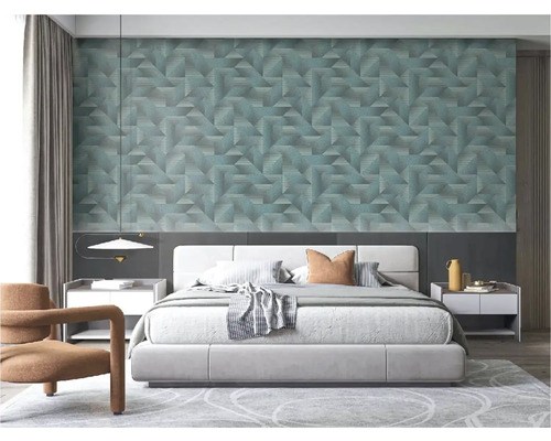 Schlafzimmer mit geometrischer Tapete, Bett und Nachttischen