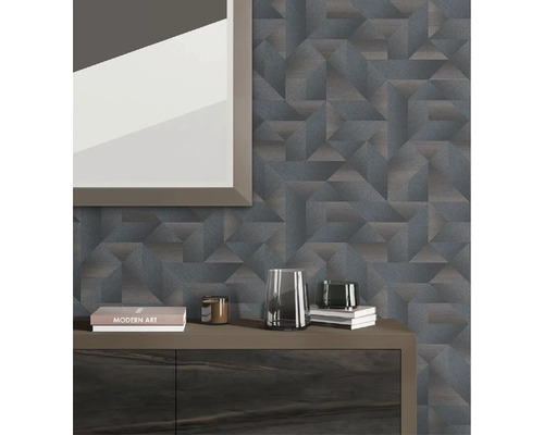 Wohnraumgestaltung mit geometrischer Tapete, Sideboard und Dekoration