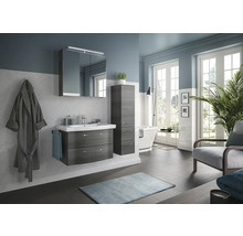 Modernes Badezimmer mit Waschtisch, Spiegelschrank, Hochschrank, Badewanne und Sessel