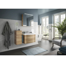 Badezimmer mit Waschtisch, Spiegelschrank und Badewanne in hellem Design