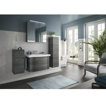 Modernes Badezimmer mit Waschtisch, Spiegelschrank, Hochschrank und Badewanne.