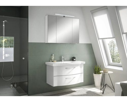 Modernes Badezimmer mit Waschbeckenunterschrank, Spiegelschrank und Dusche.