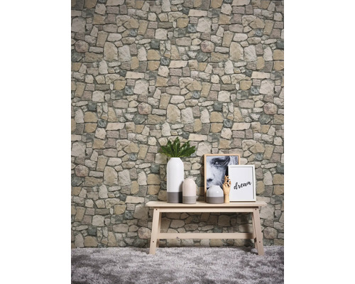 Raumansicht mit Steintapete, Bank und Dekoration