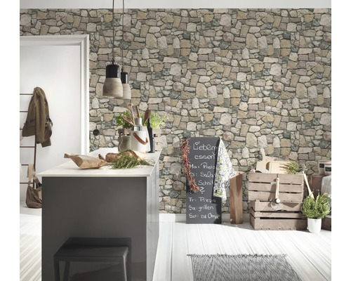 Helle Küche mit Steinoptik-Tapete, Kücheninsel und dekorativen Holzkisten