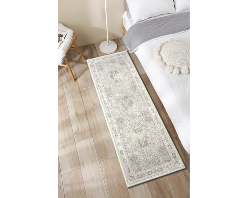 Dekorativer Läufer im Schlafzimmer neben einem Bett und einem Hocker