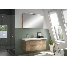 Helles Badezimmer mit Waschtischunterschrank, Spiegelschrank und Dusche