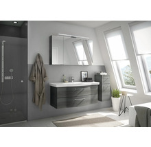 Badezimmer mit Waschtisch, Spiegelschrank, Handtuch und Dusche
