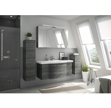 Helles Badezimmer mit Waschtisch, Spiegelschrank, Hochschrank und Fenster