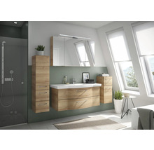 Modernes Badezimmer mit Waschtisch, Spiegelschrank und Hochschränken in Holzoptik.